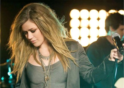 Kelly Clarkson To Advise Contestants During Season Two of NBC’s <i>The&nbsp;Voice</i>